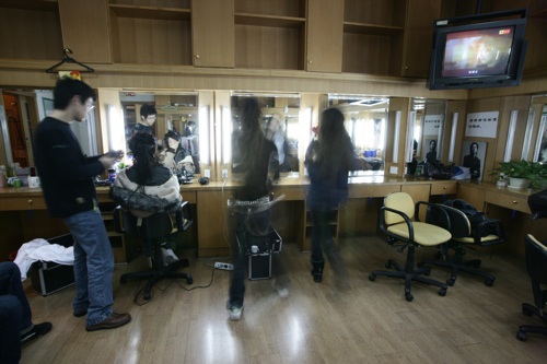 经过穿水衣、化妆、贴发盘头、穿戏服等近2个小时的整套妆造后