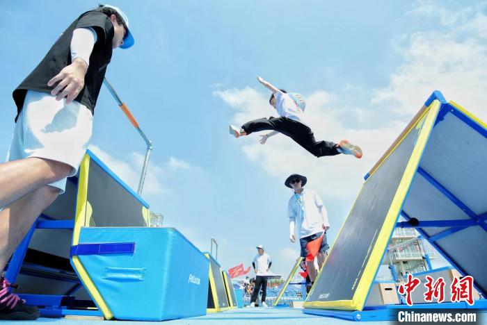 中国首届青少年跑酷锦标赛在天津举行 吸引117支