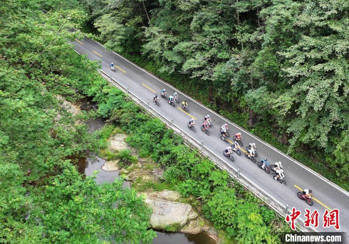 千名海内外自行车手汇聚张家界峰林竞速，18公里
