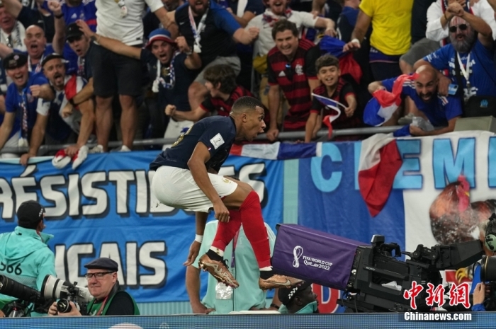 姆巴佩双响助法国两连胜提前出线 世界杯格局悄