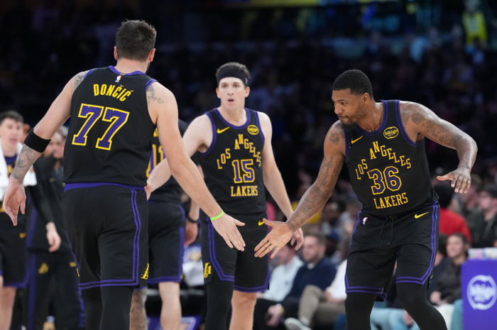 斯玛特关键三分+防守助力湖人逆转掘金火箭