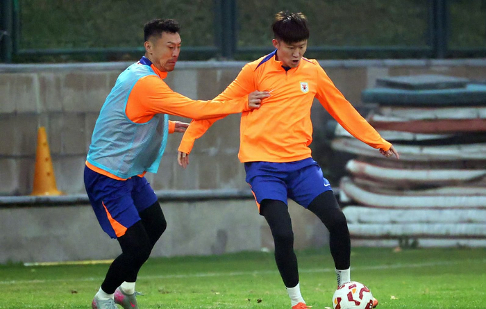 山东泰山迎战大连英博 战术博弈与关键球员对决