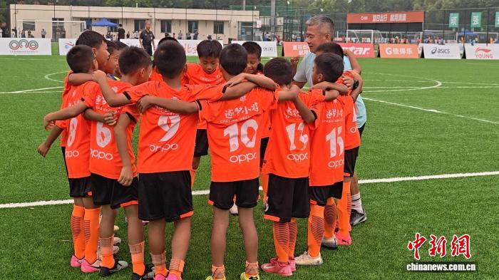 贵州榕江小将首战北京百队杯 70大胜诠释足球梦