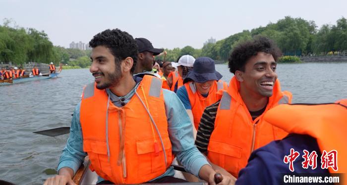 跨越万里同竞渡，荆州龙舟赛成中外文化交流新