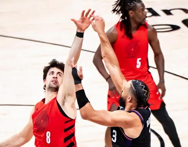 开拓者力克太阳晋级季后赛 76人逆转魔术挺进总