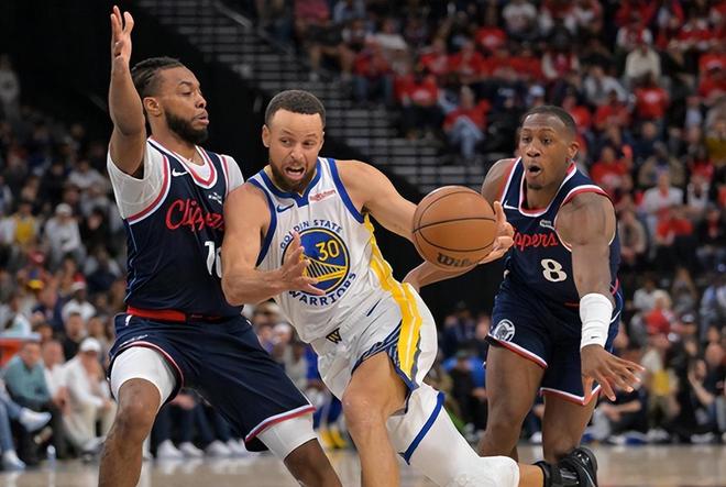 开拓者力克太阳晋级季后赛 76人逆转魔术挺进总