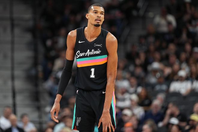 文班亚马脸部着地脑震荡 马刺暂停G2比赛