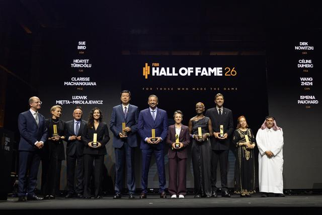 王治郅与诺维茨基等名将同入国际篮联名人堂