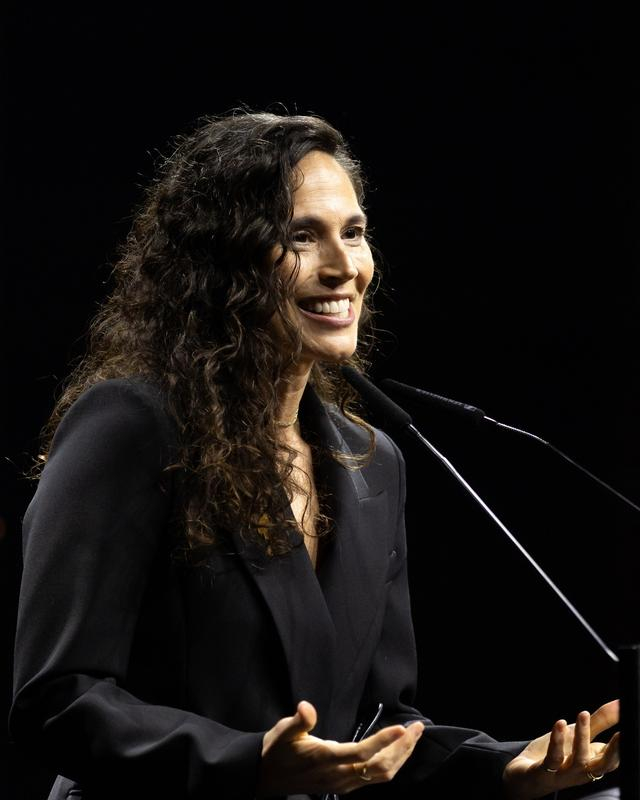 王治郅与诺维茨基等名将同入国际篮联名人堂