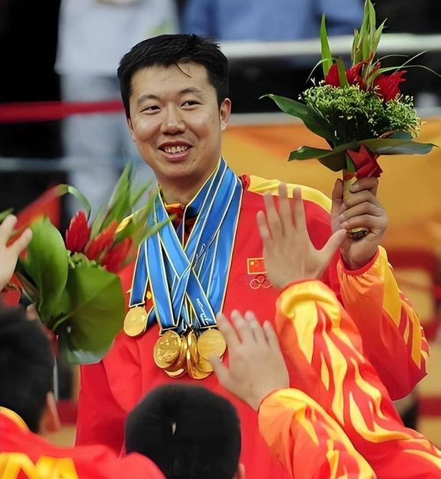 王治郅与诺维茨基等名将同入国际篮联名人堂